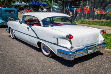 Falcon Heights, MN - 18 Haziran 2022: Yerel bir araba fuarında 1956 Oldsmobile 88 Hardtop Coupe 'nin yüksek perspektifli arka köşe görüntüsü.