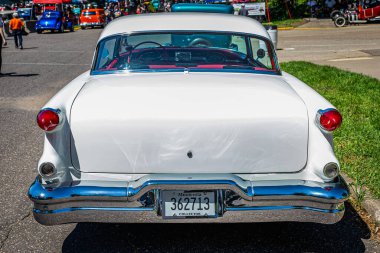 Falcon Heights, MN - 18 Haziran 2022: Yerel bir araba fuarında 1956 Oldsmobile 88 Hardtop Coupe 'nin yüksek perspektifli arka görüntüsü.