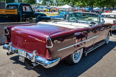 Falcon Heights, MN - 18 Haziran 2022: 1955 Chevrolet BelAir Convertible 'in yüksek perspektifli arka köşe görüntüsü yerel bir araba fuarında.