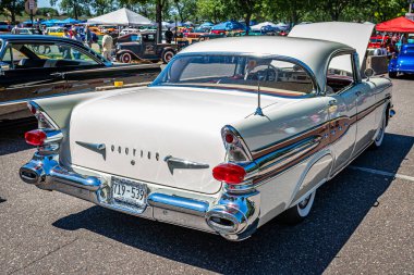 Falcon Heights, MN - 18 Haziran 2022: 1957 Pontiac Star Chief 4 Door Hardtop yerel bir araba fuarında yüksek perspektifli arka köşe görüntüsü.
