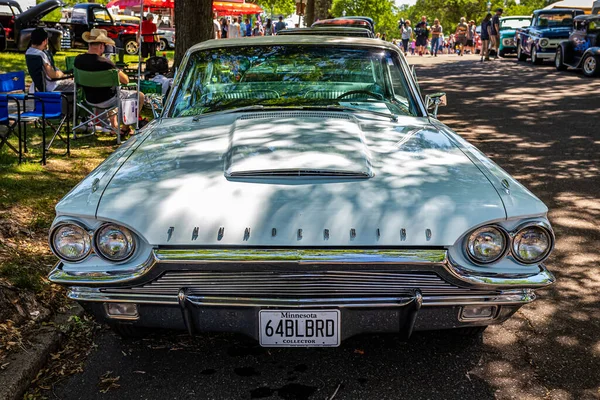 ファルコンハイツ 6月18 2022 地元の車ショーで1964フォードサンダーバードハードトップクーペの高視野フロントビュー — ストック写真