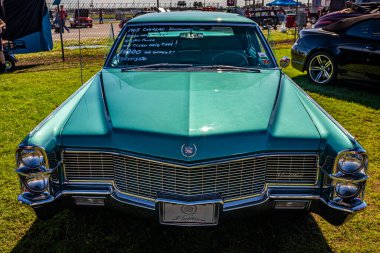 Daytona Plajı, FL - 28 Kasım 2020: 1965 model Cadillac Fleetwood 60 model Sedan 'ın yüksek perspektifli ön görüntüsü.