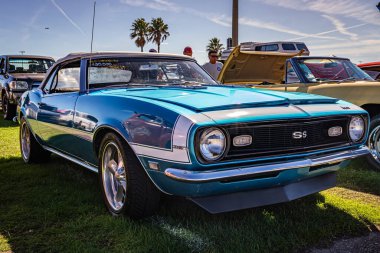 Daytona Plajı, FL - 28 Kasım 2020: 1968 Chevrolet Camaro SS Üstü açılabilen bir otomobil fuarının düşük perspektifli ön köşesi.
