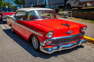 Falcon Heights, MN - 18 Haziran 2022: 1956 Chevrolet BelAir Hardtop Coupe 'nin yüksek perspektifli ön köşe görüntüsü yerel bir araba fuarında.