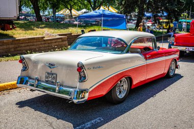 Falcon Heights, MN - 18 Haziran 2022: 1956 Chevrolet BelAir Hardtop Coupe 'nin yüksek perspektifli arka köşe görüntüsü yerel bir araba fuarında.