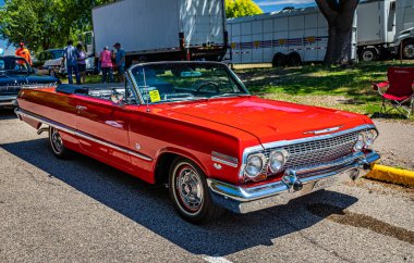 Falcon Heights, MN - 18 Haziran 2022: 1963 Chevrolet Impala SS Üstü açılabilen bir otomobil fuarının yüksek perspektifli ön köşesi.