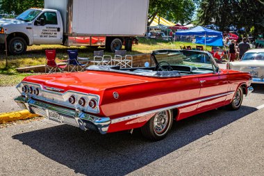 Falcon Heights, MN - 18 Haziran 2022: 1963 Chevrolet Impala SS Üstü açılabilen bir otomobil fuarının yüksek perspektifli arka köşesi.