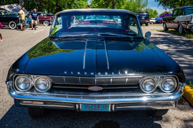 Falcon Heights, MN - 18 Haziran 2022: Yerel bir araba fuarında 1961 model bir Oldsmobile Starfire 'ın yüksek perspektifli ön görüntüsü.