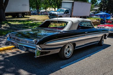 Falcon Heights, MN - 18 Haziran 2022: 1961 Oldsmobile Starfire 'ın yüksek perspektifli arka köşe görüntüsü Yerel bir araba fuarında Üstü açılır.