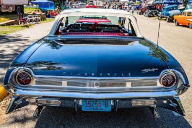 Falcon Heights, MN - 18 Haziran 2022: Geniş açı yüksek perspektif 1961 Oldsmobile Starfire Üstü açılır araba fuarında.