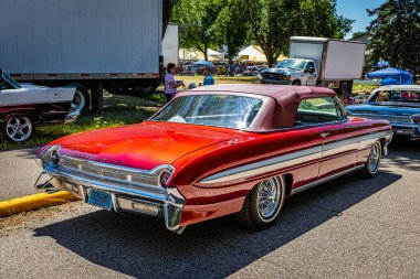 Falcon Heights, MN - 18 Haziran 2022: 1961 Oldsmobile Starfire 'ın yüksek perspektifli arka köşe görüntüsü Yerel bir araba fuarında Üstü açılır.
