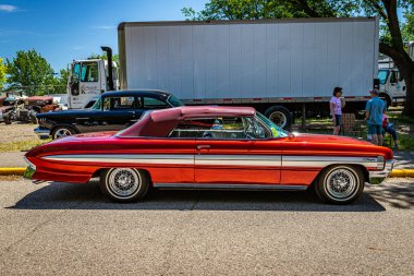 Falcon Heights, MN - 18 Haziran 2022: 1961 Oldsmobile Starfire Üstü açılabilen bir arabanın yüksek perspektifli yan görüntüsü.