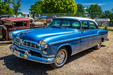Falcon Heights, MN - 18 Haziran 2022: 1955 Chrysler Windsor Deluxe 4 Kapılı Sedan 'ın yüksek perspektifli ön köşe görüntüsü.