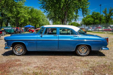 Falcon Heights, MN - 18 Haziran 2022: 1955 Chrysler Windsor Deluxe 4 Kapı Sedan 'ın yüksek perspektifli yan görüntüsü.