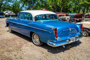 Falcon Heights, MN - 18 Haziran 2022: 1955 Chrysler Windsor Deluxe 4 Kapılı Sedan 'ın yüksek perspektifli arka köşe görüntüsü.