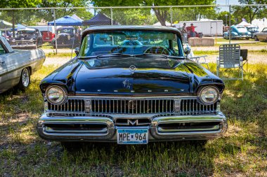 Falcon Heights, MN - 18 Haziran 2022: 1957 model Mercury Montclair 4 kapılı Hardtop Sedan 'ın yüksek perspektifli manzarası.