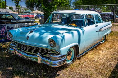 Falcon Heights, MN - 18 Haziran 2022: Yerel bir otomobil fuarında 1956 model Ford Mainline Tudor Sedan 'ın yüksek perspektifli köşe görüntüsü.