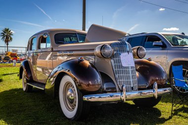 Daytona Plajı, FL - 28 Kasım 2020: Yerel bir otomobil fuarında 1936 model bir Oldsmobile F36 Touring Sedan 'ın düşük perspektifli ön köşe görüntüsü.