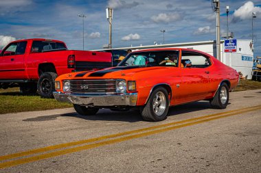 Daytona Plajı, FL - 28 Kasım 2020: 1972 Chevrolet Chevelle Malibu SS Spor Şovu 'nun düşük perspektifli ön köşesi.