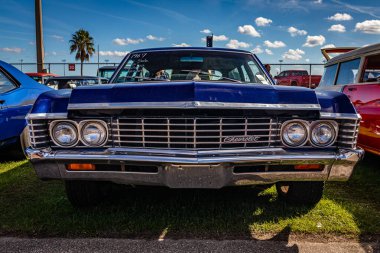 Daytona Beach, FL - 28 Kasım 2020: 1967 Chevrolet Impala Station Wagon 'un düşük perspektifli ön görüntüsü yerel bir araba fuarında.