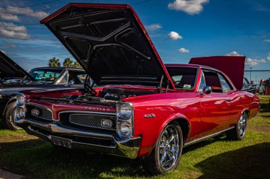 Daytona Plajı, FL - 28 Kasım 2020: Yerel bir araba fuarında 1966 Pontiac Tempest Hardtop Coupe 'nin düşük perspektifli ön köşe görüntüsü.