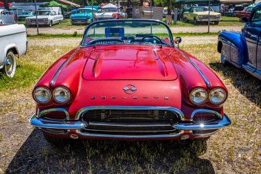 Falcon Heights, MN - 18 Haziran 2022: 1962 Chevrolet Corvette 'in yüksek perspektifli ön görüntüsü Yerel bir araba fuarında Üstü açılır.