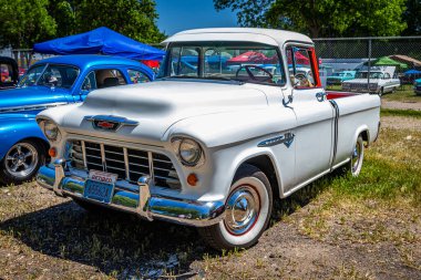 Falcon Heights, MN - 18 Haziran 2022: Yerel bir araba fuarında 1955 Chevrolet Cameo Carrier Pickup Truck 'ın yüksek perspektifli ön köşe görüntüsü.