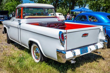 Falcon Heights, MN - 18 Haziran 2022: 1955 Chevrolet Cameo Carrier Truck 'ın yerel bir araba fuarında yüksek perspektifli arka köşe görüntüsü.