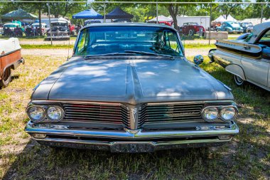 Falcon Heights, MN - 18 Haziran 2022: Yerel bir araba fuarında 1962 Pontiac Bonneville Hardtop Coupe.