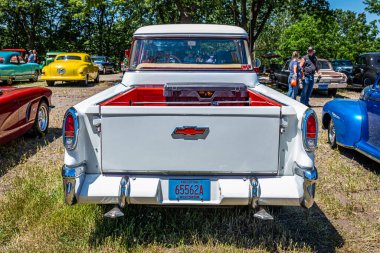 Falcon Heights, MN - 18 Haziran 2022: 1955 Chevrolet Cameo Taşıyıcı Kamyonu yerel bir araba fuarında yüksek perspektifli dikiz.
