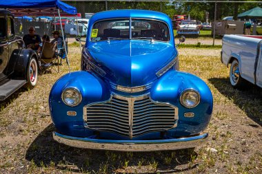 Falcon Heights, MN - 18 Haziran 2022: Yerel bir araba fuarında 1941 Chevrolet Special Deluxe Coupe 'nin yüksek perspektifli ön görüntüsü.