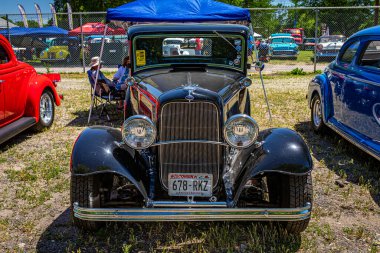 Falcon Heights, MN - 18 Haziran 2022: Yerel bir araba fuarında 1932 Ford 5 Window Coupe 'nin yüksek perspektifli ön görüntüsü.