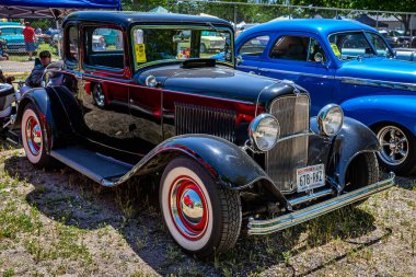 Falcon Heights, MN - 18 Haziran 2022: Yerel bir araba fuarında 1932 Ford 5 Window Coupe 'nin yüksek perspektifli ön köşe görüntüsü.