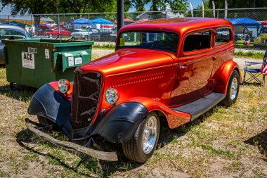Falcon Heights, MN - 18 Haziran 2022: Yerel bir araba fuarında 1935 Ford Model 48 model Coupe 'nin yüksek perspektifli ön köşe görüntüsü.