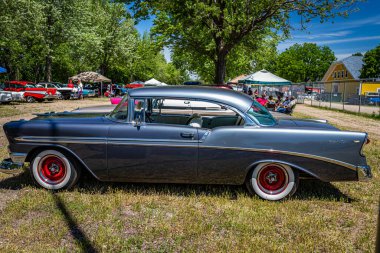Falcon Heights, MN - 18 Haziran 2022: 1956 Chevrolet BelAir 2 Door Hardtop 'ın yüksek perspektifli yan görüntüsü.
