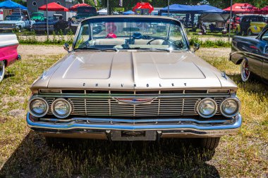 Falcon Heights, MN - 18 Haziran 2022: Yerel bir araba fuarında 1961 Chevrolet Impala Bubbletop Coupe 'nin yüksek perspektifli ön görüntüsü.