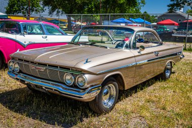 Falcon Heights, MN - 18 Haziran 2022: 1961 Chevrolet Impala Bubbletop Coupe 'nin yüksek perspektifli ön köşe görüntüsü.