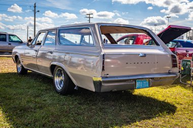Daytona Plajı, FL - 28 Kasım 2020: Yerel bir araba fuarında 1964 model Oldsmobile F-85 Station Wagon 'un düşük perspektifli ön köşe görüntüsü.