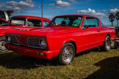 Daytona Plajı, FL - 28 Kasım 2020: Yerel bir araba fuarında 1966 Plymouth Valiant Hardtop Coupe 'nin düşük perspektifli ön köşe görüntüsü.