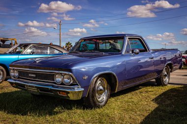 Daytona Plajı, FL - 28 Kasım 2020: 1966 Chevrolet El Camino Pickup Truck 'ın düşük perspektifli ön köşesi yerel bir araba fuarında.