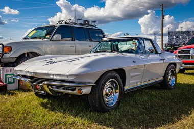 Daytona Beach, FL - 28 Kasım 2020: 1964 Chevrolet Corvette Sting Ray Hardtop Coupe 'nin düşük perspektifli ön köşe görüntüsü.