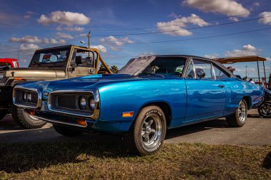 Daytona Beach, FL - 28 Kasım 2020: 1970 Dodge Coronet 440 Super Bee Hardtop Coupe 'nin düşük perspektifli ön köşeli görüntüsü.