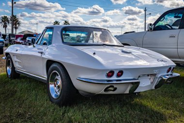 Daytona Beach, FL - 28 Kasım 2020: Yerel bir araba fuarında 1964 model Corvette Sting Ray Hardtop Coupe 'nin düşük perspektifli arka köşe görüntüsü.