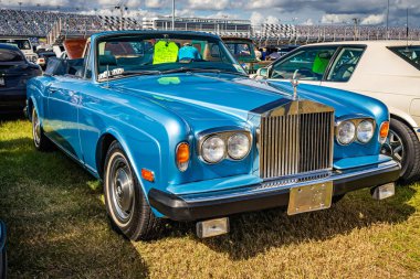 Daytona Plajı, FL - 28 Kasım 2020: 1981 Rolls-Royce Corniche Üstü açılabilen bir arabanın yüksek perspektifli ön köşesi.