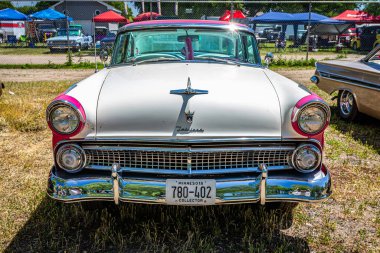 Falcon Heights, MN - 18 Haziran 2022: 1955 model Ford Fairlane Crown Victoria 2..