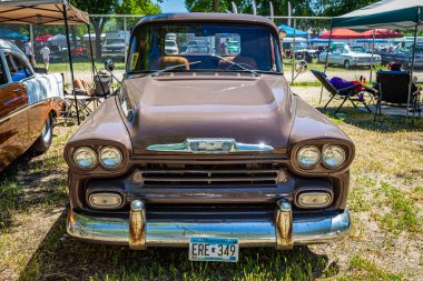 Falcon Heights, MN - 18 Haziran 2022: 1958 model Chevrolet Apaçi 31 Fleetside Pickup Truck 'ın yerel bir araba fuarında ön görüntüsü.