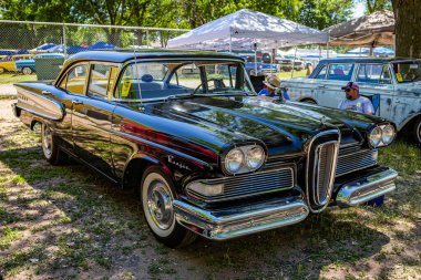 Falcon Heights, MN - 18 Haziran 2022: Yerel bir araba fuarında 1958 Edsel Ranger 4 Door Hardtop 'ın yüksek perspektifli köşe görüntüsü.