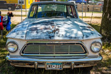 Falcon Heights, MN - 18 Haziran 2022: Yerel bir araba fuarında 1962 AMC Rambler American 4 Door Hardtop 'ın yüksek perspektifli görüntüsü.