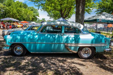 Falcon Heights, MN - 18 Haziran 2022: 1954 Chevrolet BelAir 2 Door Sedan 'ın yüksek perspektifli yan görüntüsü.