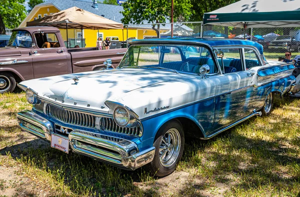 Falcon Heights Juni 2022 Hochperspektivische Frontansicht Eines Mercury Monterey Door — Stockfoto